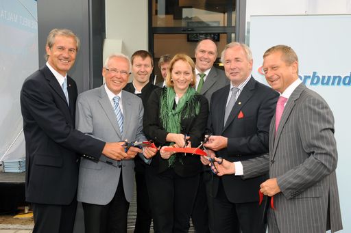 Eröffneten gemeinsam die VERBUND-Energiewelt Malta (v.l.n.r.): Tourismus-Landesrat Josef Martinz, Dir. Herbert Schröfelbauer (VERBUND-Austrian Hydro Power AG), Bürgermeister Klaus Rüscher (Malta), Martin Schwarz (Schwarz GmbH) VERBUND-Vorstand Ulrike Baumgartner-Gabitzer, Geschäftsführer Gerhard Grün (VERBUND-Toursimus GmbH, Landeshauptmann Gerhard Dörfler, Michael Amerer (VERBUND-Austrian Hydro Power AG).