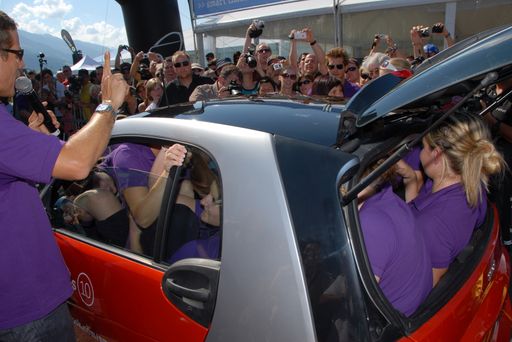 Ganz eng zusammenrücken: 16 Cheerleader aus Innsbruck zwängten sich bei der smart times in Zell am See-Kaprun erfolgreich in einen smart fortwo und brachen damit den Weltrekord.