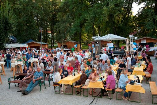 Bei bestem Sommerwetter unterhielten sich die zahlreichen Gäste blendend.