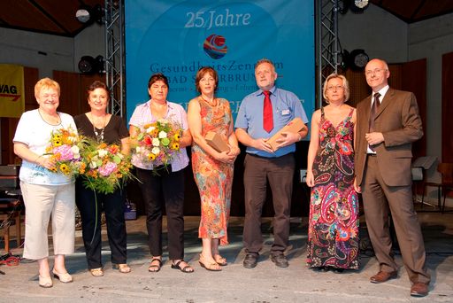 Vorschau Bild von Die Geschäftsführung dankt den langjährigen MitarbeiterInnen für ihre Treue. V.l.n.r: Theresia Varga, Silvia Altenburger, Martina Dietrich, Prok. Brigitte Kern, Franz Amstetter, Betriebsrätin Yvonne Kalista, GF Bernhard Schuster