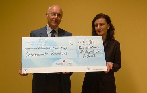 Vorschau Bild von GF Bernhard Schuster überreicht den Spendenscheck an die Mag. Andrea Konrath, Geschäftsführerin der Österreichischen Krebshilfe Burgenland.