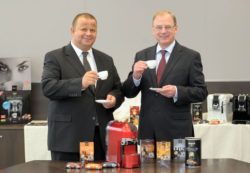 Hans Mörwald (li.) und Friedhelm Dold, Generaldirektoren der HOFER KG: "So wie wir Champagner leistbar gemacht haben, so wollen wir nun auch hochwertigen Kapsel-Café für jedermann erschwinglich anbieten."