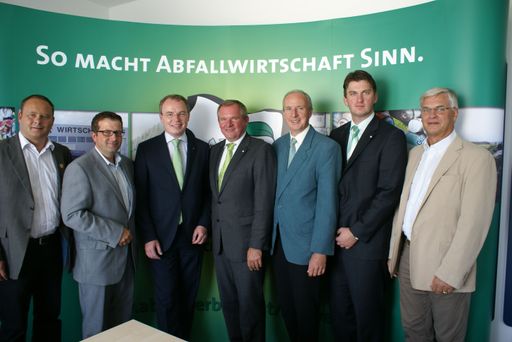 Vorschau Bild von Gruppenbild mit Landesrat Dr. Stephan Pernkopf (v.l.n.r.: Bgm. Mag. Thomas Ram, NR Bgm. Hannes Fazekas, Landesrat Dr. Stephan Pernkopf, Vzbgm. Gerhard Frauenberger (Obmann des Abfallverbands Schwechat), Bgm. Gerhard Hauser, Jürgen Maschl (Geschäfsführer des Abfallverbands Schwechat), Reg.Rat Dipl.Päd. Alfred Weidlich (Präsident des NÖ Abfallwirtschaftsvereins)