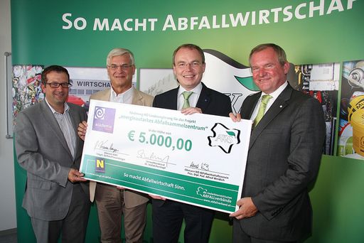  Überreichung des Schecks durch Reg.Rat Alfred Weidlich und LR Dr. Stephan Pernkopf (v.l.n.r.: NR Bgm. Hannes Fazekas, Reg.Rat Dipl.Päd. Alfred Weidlich (Präsident des NÖ Abfallwirtschaftsvereins), Landesrat Dr. Stephan Pernkopf, Vzbgm. Gerhard Frauenberger (Obmann des Abfallverbands Schwechat)