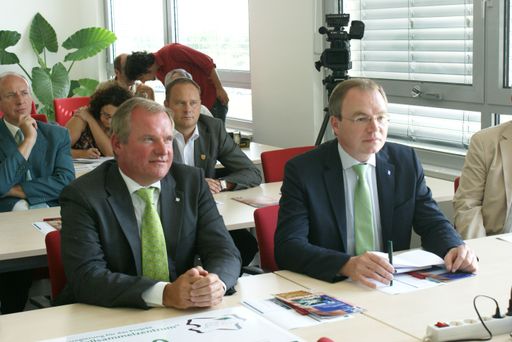 Vorschau Bild von Obmann Vzbgm. Gerhard Frauenberger und LR Dr. Stephan Pernkopf verfolgen mit großer Aufmerksamkeit den Vortrag.