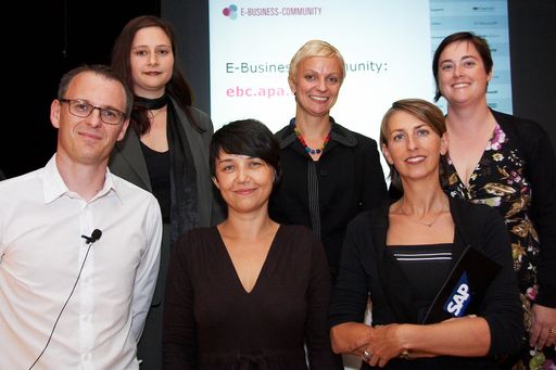  http://pressefotos.at/m.php?g=1&u=43&dir=201008&e=20100826_e&a=event
Expertinnen beleuchteten bei der APA-E-Business-Community die Positionierung, Chancen und Stolpersteine von Frauen im IT-Sektor. Im Bild v.l.: Christian Kneil (Moderator/APA-MultiMedia), Lisa Kuhn (NAVAX Consulting AG/4relations Consulting GmbH), Marija Jelinek (Capgemini), Evelin Mayr (Hewlett-Packard), Elisabeth Unger-Krenthaller (SAP), Bente Knoll (Knoll & Szalai).