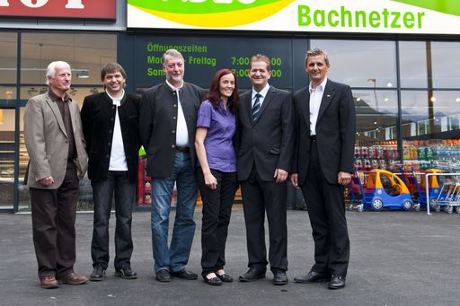  http://pressefotos.at/m.php?g=1&dir=201008&u=74&a=event&e=20100818_a
Im Bild v.l.n.r.: Manfred Krismer und Harald Böss, Errichter und Eigentümer des Gesamtobjektes; Reinhold Falbesoner, Bürgermeister der Gemeinde Nassereith; Sabine Larcher und Alexander Bachnetzer, ADEG Kaufmann und seine Lebensgefährtin sowie Johann Draschl, ADEG Vertriebsleiter Süd.