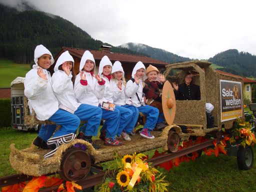  Die Salzwelten Hallein - ein beliebtes Familienausflugsziel - waren beim diesjährigen Heufigurenumzug mit einem Grubenhunt vertreten.
