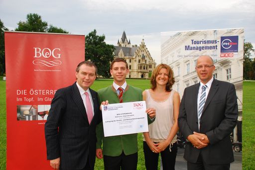 Personen v.l.n.r.: Toni Mörwald (Präsident BÖG), Robert Bimminger (Stipendiat), Nadine Fauland (FHWien), Michael Mair (FHWien).