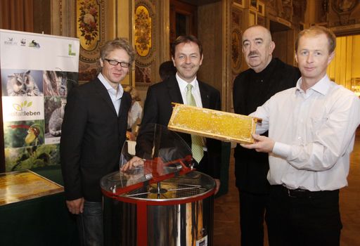  http://pressefotos.at/m.php?g=1&u=52&dir=201008&e=20100830_y&a=event
Honig der fleißigen Staatsopernbienen wird geerntet.