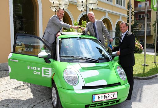 Denzel-Vertriebsleiter Klaus Nemeth (li.) übergibt 3 Elektro-"Think" an die Vorstände Oswin Kois und Olaf Kieser von der Energie Steiermark (re.)