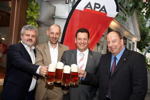 Vorschau Bild von Die Chefredaktion der APA lud zum traditionellen Branchenfest APA-Bieriger: V.l.n.r. Johannes Bruckenberger, Marcus Hebein, Michael Lang (CR), und Werner Müllner