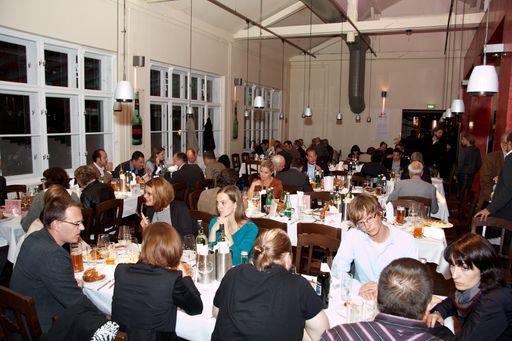 Vorschau Bild von Auf Einladung der APA traf sich die Medienbranche beim traditionellen APA-Bierigen in der Stiegl-Ambulanz
