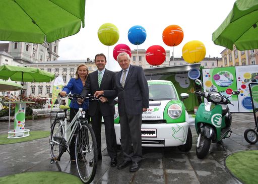  http://pressefotos.at/m.php?g=1&u=54&dir=201008&e=20100831_b&a=event 
im Bild: Umweltminister Niki Berlakovich (Mitte) mit Ulrike Rabmer-Koller, Vizepräsidentin der Wirtschaftskammer Oberösterreich, und Franz Hiesl, Landeshauptmann-Stellvertreter Oberösterreich, bei der klima:aktiv mobil Tour in Linz.