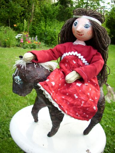 Die Puppe der kleinen Prinzessin Elisabeth auf Ihrem Pony. Aus dem Puppentheaterstück "Es war einmal..." des HE-LO Puppentheaters