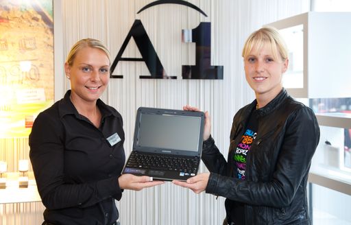 Martina Ebner, A1 SHOP Graz Herrengasse, überreicht der 5-millionsten A1 Telekom Austria Mobilfunk-Kundin - Ute Schachinger - ein Samsung Netbook inkl. Grundentgelt für 24 Monate mobiles Breitband.