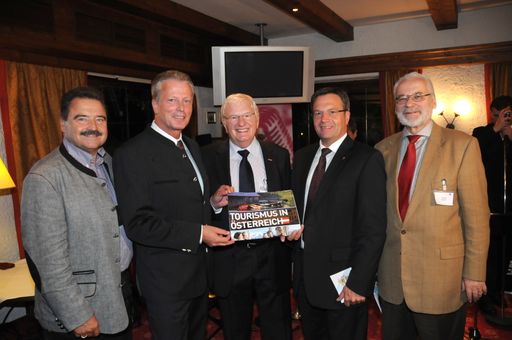 Vorschau Bild von Fritz Kaufmann, Präsident des Veranstalterverbandes, Wirtschaftsminister Reinhold Mitterlehner, WKÖ-Tourismusobmann + Hausherr Hans Schenner, Tiroler LH Günther Platter, Präsident Europäisches Forum Alpbach Erhard Busek