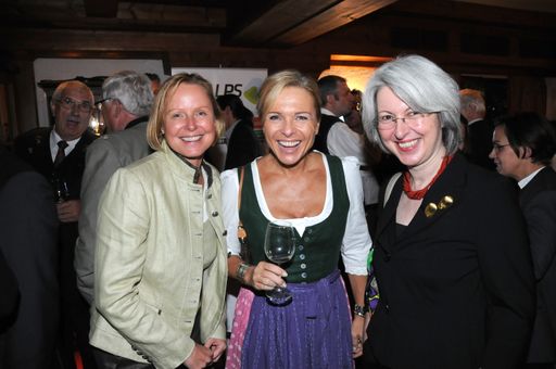 Vorschau Bild von Petra Stolba (Österreich Werbung), Michaela Reiterer (Boutique Hotel Stadthalle) und Elisabeth Udolf-Strobl (BMWFJ)