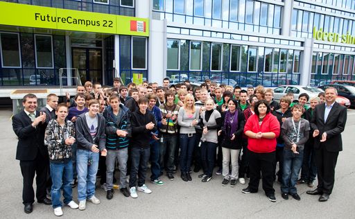 http://pressefotos.at/m.php?g=1&u=84&dir=201009&e=20100901_t&a=event
A1 Telekom Austria begrüßt 60 neue IKT-Lehrlinge im Future Campus im Wiener Arsenal