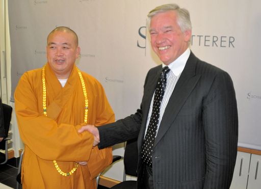 Vorschau Bild von Anlässlich des Besuchs seiner Heiligkeit Abt Shi Yongxin beim Firmensitz der Schletterer International Group in Strass im Zillertal wird erstmals ein spektakuläres Projekt der Öffentlichkeit präsentiert, das derzeit von Schletterer in Kooperation mit den Shaolin Mönchen geplant wird.
