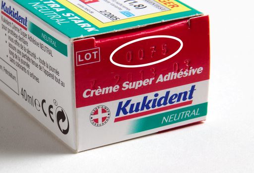Vorschau Bild von .Produktrückruf: Kukident Super-Haftcreme Extra Stark Packung. Die Verwendung dieses Bildes ist für redaktionelle Zwecke honorarfrei. Veröffentlichung bitte unter Quellenangabe: "obs/Procter & Gamble Deutschland GmbH"