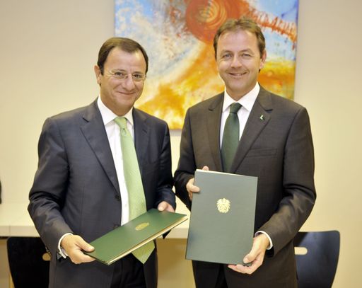 Landwirtschaftsminister Niki Berlakovich bei der Unterzeichnung des Memorandum of Understanding mit seinem albanischen Amtskollegen Genc Ruli.