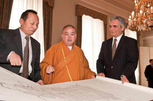 Vorschau Bild von v.l.n.r.: Dr. Ding Ding, politischer Koordinator des 
Shaolin Tempels für Europa, Seine Heiligkeit Abt Shi Yong Xin, 
Bundeskanzler Werner Faymann.