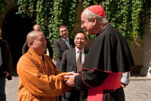 v.l.n.r.: Seine Heiligkeit Abt Shi Yong Xin, Robert Egger, Vorstand Shaolin Österreich, Dr. Ding Ding, politischer Koordinator des Shaolin Tempels für Europa, Kardinal Schönborn.