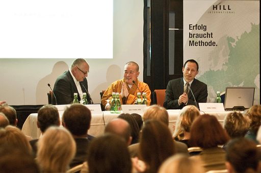 Vorschau Bild von v.l.n.r.: Dr. Othmar Hill, HILL International, Seine Heiligkeit Abt Shi Yong Xin, Dr. Ding Ding, politischer Koordinator des Shaolin Tempels für Europa.