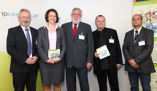 Vorschau Bild von http://pressefotos.at/m.php?g=1&u=66&dir=201009&e=20100902_i&a=event
Im Bild vlnr.: Dr. Thomas Starke (Dr. Starke Managementsysteme, Geschäftsführer), Mag.a (FH) Monika Kovacs (ipcenter.at, internationale Projektleitung), Dr. Franz Fischler (ehemaliger EU-Kommissar, Schirmherr des Projekts), Alois Oberhauser (AMS Wien, Geschäftsstellenleiter), Dipl.-Kfm. Bernhard Gigacher (WIFI Wien, stellvertretender Institutsleiter)
