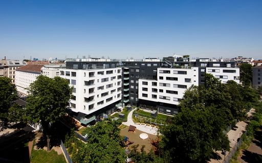 Inmitten einer parkartigen Grünfläche errichtete die Baugenossenschaft "Wien-Süd" nach Plänen der Architekten Frank + Partner 92 frei finanzierte Eigentumswohnungen in drei sechsgeschossigen villenähnlichen Baukörpern.