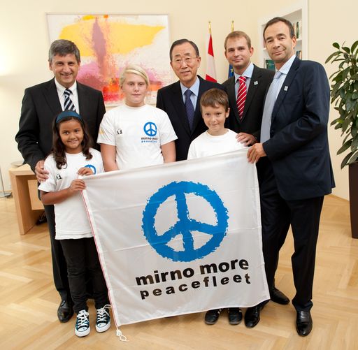http://pressefotos.at/m.php?g=1&u=84&dir=201009&e=20100902_f&a=event
Im Bild vlnr: Michael Spindelegger (Österr. Außenminister), Ban Ki-moon (UNO Generalsekretär), Michael Fuchs (Vorstand Friedensflotte), Leo Frey (Vorstand Friedensflotte) mit 3 Kindern der Friedensflotte