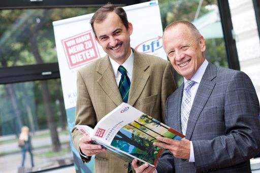 http://pressefotos.at/m.php?g=1&u=84&dir=201009&e=20100902_b&a=event
Im Bild vlnr: Mag. Peter Schlögl, GF des ÖIBF (Österreichisches Institut für Berufsbildungsforschung), Dr. Herwig Stage, GF des bfi Wien