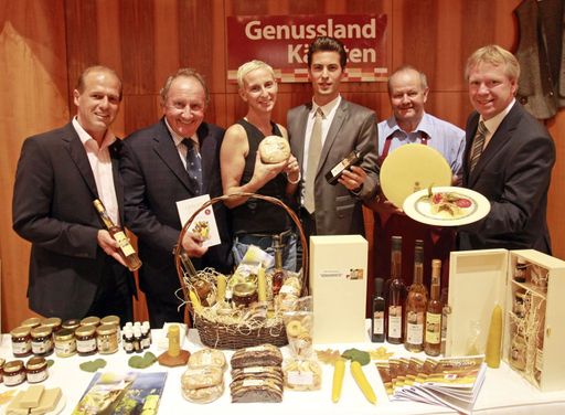 http://pressefotos.at/m.php?g=1&u=71&dir=201009&e=20100902_g&a=event 
V.l.n.r.: Landtagsabgeordneter Christian Poglitsch, Genuss Guide Herausgeber Fritz Stifsohn, Genuss Guide Redakteurin Andrea Knura, Casino Marketingleiter Hannes Markovits, GR Dachverbands-Vorstand Christoph Wassertheurer und Genuss Guide Herausgeber Willy Lehmann beim Genussfest im Casino Velden