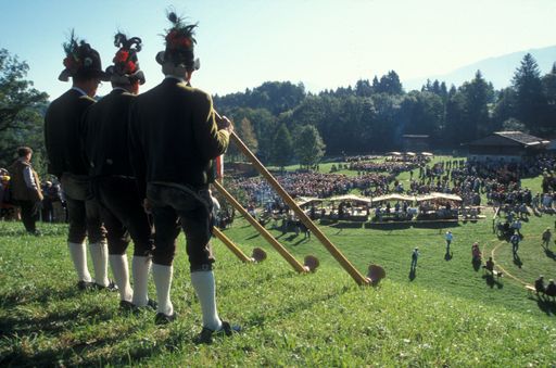 Vorschau Bild von Den traditionellen  Auftakt am Kirchtagsfest in Kramsach machen die Alphornbläser