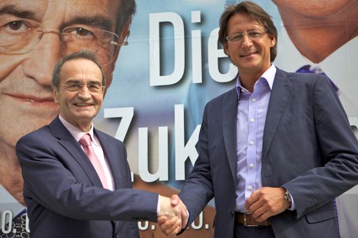 Vorschau Bild von BZÖ-Bündnisobmann Josef Bucher, der Spitzenkandidat des BZÖ für die Wiener Landtagswahlen Walter Sonnleitner und der Wiener BZÖ-Obmann Michael Tscharnutter präsentierten heute im Rahmen einer gemeinsamen Pressekonferenz im Wiener Kursalon Hübner die Plakatkampagne des BZÖ-Wien für die Wiener Landtags- und Gemeinderatwahlen. Die Plakate zeigen Sonnleitner und Bucher mit den Slogans "Die Zukunftsmacher!", "Sagt die Wahrheit!", "Kontrolliert die Mächtigen!" und "Stoppt die Verschwender!".