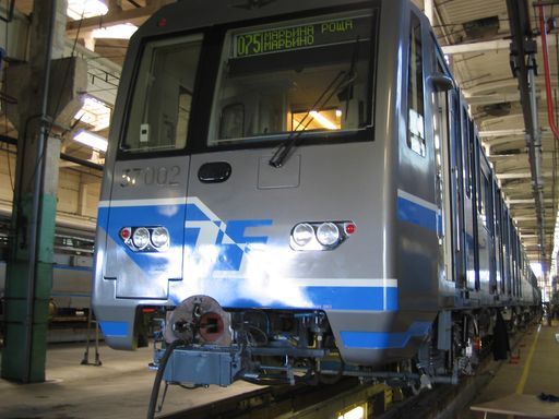 Der Prototyp der neuen Fahrzeuggeneration Typ 81-760/761 von Metro Moskau mit IFE Türen.