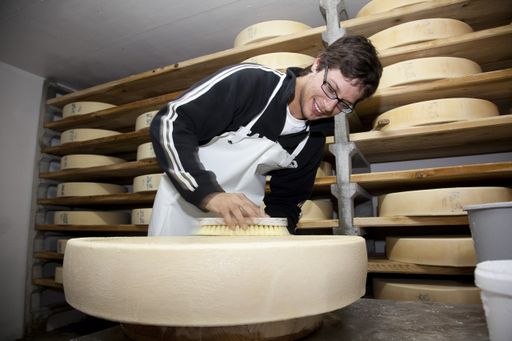 Vorschau Bild von Christian Schwab, alias Sepp Schnorcher bei der Käsepflege