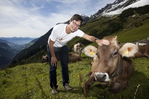 Vorschau Bild von Christian Schwab, alias Sepp Schnorcher freundet sich mit den Kühen an