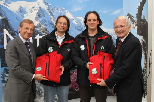 Die beiden Salzburger Thomas Weichenberger und Gernot Woerle sind Salzburgs einzige Teilnehmer an der "Peking to Paris - Motor-Challenge 2010" und wurden von LH-Stv. Dr. Wilfried Haslauer offiziell verabschiedet