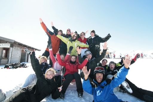  Blaguss Reisen ist das bekannte österreichische Busreiseunternehmen. Die Schultz-Gruppe betreibt einige Topskigebiete in Tirol und Kärnten. Mit einem perfekt organisierten Schulskikursangebot wollen die beiden der Jugend den Brettlspaß schmackhaft machen.