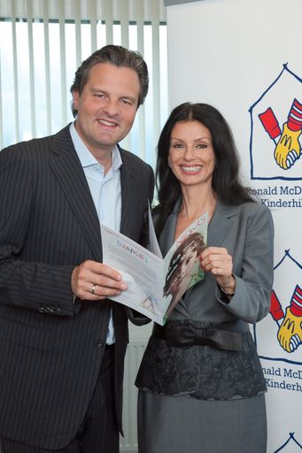McDonald's Österreich Managing Director Andreas Schwerla begrüßt die neue Geschäftsführerin der Ronald McDonald Kinderhilfe, Sonja Klima.