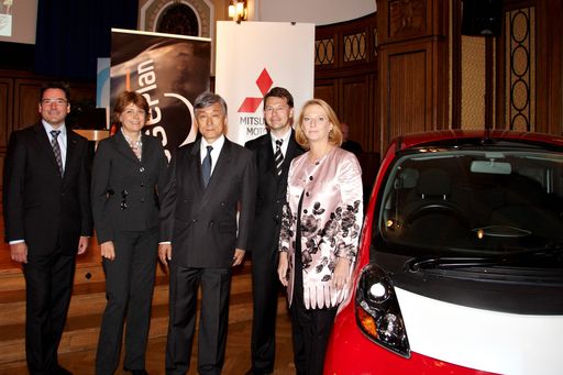 http://pressefotos.at/m.php?g=1&u=43&dir=201009&e=20100907_l&a=event v.l.n.r. Nigel Storny (Managing Director LeasePlan Österreich), Dr. Gabriele Zuna-Kratky (Direktorin des Technischen Museums), Akio Tanaka (Botschafter von Japan), Mag. Gregor Strassl (Geschäftsführer Mitsubishi Österreich)  und Bundesministerin Doris Bures (Bundesministerium für Verkehr, Innovation und Technologie)