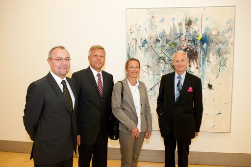 Mag. Rudolf Fric und Mag. Alexander Schmidecker, Geschäftsführer BAWAG P.S.K. Leasing, mit Gattin Mag. Pia Schmidecker und Dr. Karlheinz Essl, Gründer des Essl Museum, vor Hans Staudachers "Gemalte Gefühle".