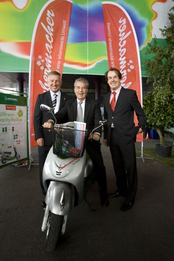 http://pressefotos.at/m.php?g=1&u=79&dir=201009&e=20100910_s&a=event
Saubermacher Charity-Rally am Österreichischen Gemeindebund 2010 V.li.n.re Präs. Helmut Mödlhammer, Präs. Heinz Fischer und KR Hans Roth