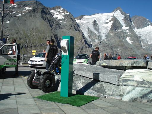  Sauper Umweltdatentechnik aus Klagenfurt präsentierte anlässlich der "Leistungsschau Elektromobilität" auf dem Großglockner die höchst gelegene Stromtankstelle Österreichs.