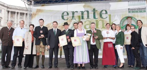  http://pressefotos.at/m.php?g=1&u=52&dir=201009&e=20100911_y&a=event
Gruppenfoto der Gewinner mit Landwirtschaftsminister Niki Berlakovich.