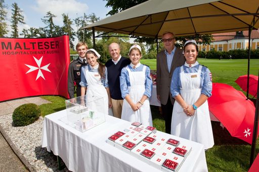  v.r.n.l.  Konsul Dr. Gerhard Wildmoser, Präsident des Golfclubs Linz - St. Florian und Botschafter Prof. Dr. Günther Granser, Missionschef des Souveränen Malteserordens bei den Vereinten Nationen mit Vertretern des MALTESER Hospitaldienst