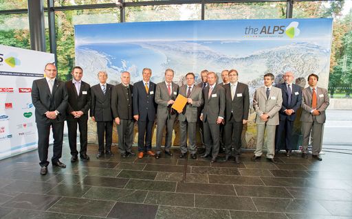 Mit der Unterzeichnung des "Innsbrucker Manifestes" bekräftigten die für den Tourismus zuständigen Regierungsmitglieder aus Österreich, Südtirol, Italien, Bayern, der Schweiz und Liechtenstein den politischen Willen zur verstärkten Zusammenarbeit in Kernfragen.