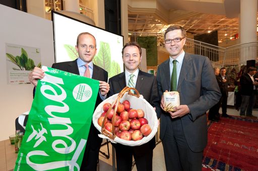  V.l.n.r.: Paul Koch (Geschäftsführer Leiner), Umweltminister Niki Berlakovich, Werner Wutscher (Vorstand REWE International),